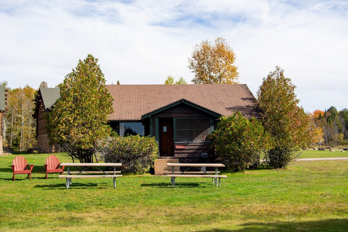 Traditional Cabin, 3 Bedrooms, Partial Lake View | 3 bedrooms, individually decorated, individually furnished, free WiFi