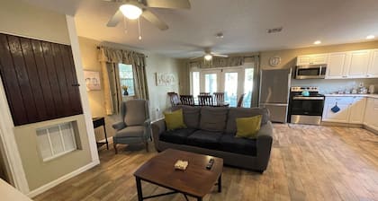  Peaceful Two Bedroom Guest House near Wekiva River and State Parks 