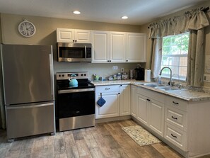 雪櫃、微波爐、焗爐、爐具