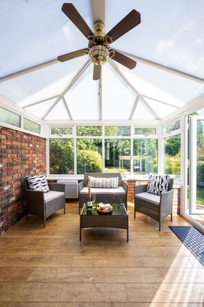 Smart TV, fireplace - *New Exclusive* Luxury House near NEC, JLR, Resorts World, Birmingham Airport (Shirley)