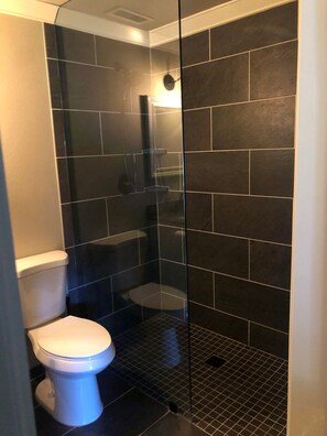 Ensemble douche/baignoire, sèche-cheveux, serviettes fournies, savon