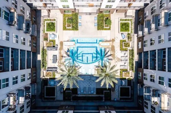 Indoor pool, outdoor pool - LUXURY **DOWNTOWN** MID-RISE (CLOSE TO EVERYTHING) (Houston)