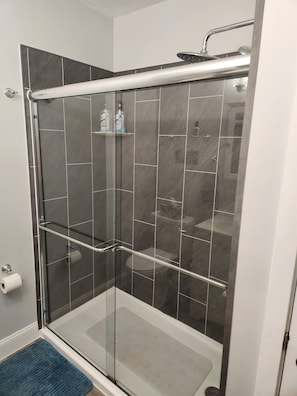 Bañera con ducha, secador de pelo, toallas, jabón