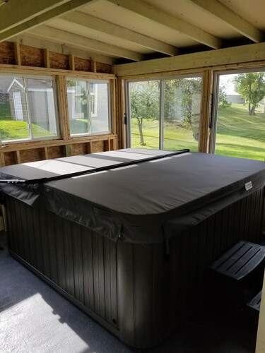 House by Lake Sakakawea with Hot tub!