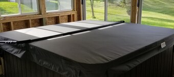 House by Lake Sakakawea with Hot tub!