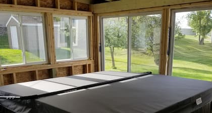 House by Lake Sakakawea with Hot tub!