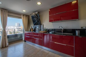 Een magnetron, een oven, een vaatwasser