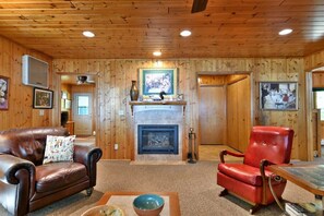 Una Smart TV, una chimenea, libros, una oficina