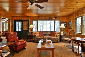 TV connectée, cheminée, livres, espaces bureaux