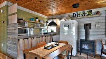 Réfrigérateur, micro-ondes, cafetiÚre/bouilloire, grille-pain