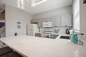 Fridge, oven, stovetop, dishwasher