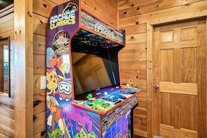 Una máquina de videojuegos con gráficos coloridos y títulos de juegos.
