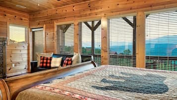 4 bedrooms, desk, iron/ironing board, free WiFi