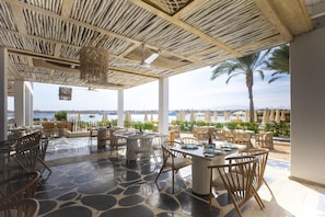 5 restaurants; breakfast, lunch, and dinner served