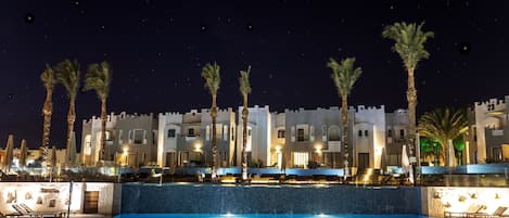 3 outdoor pools, pool umbrellas, pool loungers