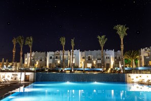 3 outdoor pools, pool umbrellas, pool loungers