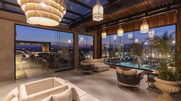 8 bar/lounge, 2 bar a bordo piscina