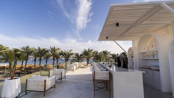 8 barer/lounger, 2 barer ved poolen