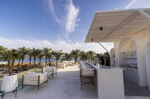 8 bars/lounges, 2 poolside bars