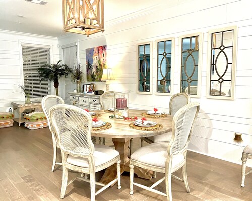 Walk to the water … brand new LUXURY villa near St Simons Marina 