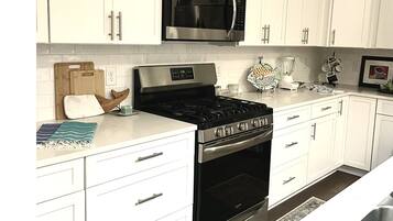 Microondas, lavavajillas, cafetera y tetera y utensilios de cocina