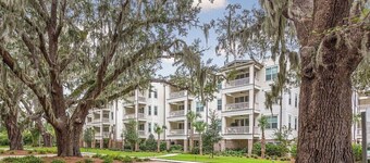 Walk to the water … brand new LUXURY villa near St Simons Marina 
