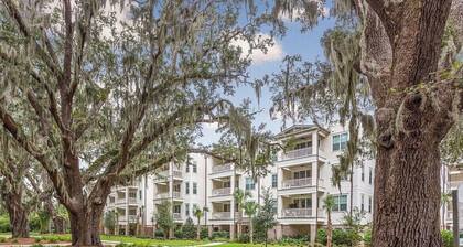 Walk to the water … brand new LUXURY villa near St Simons Marina
