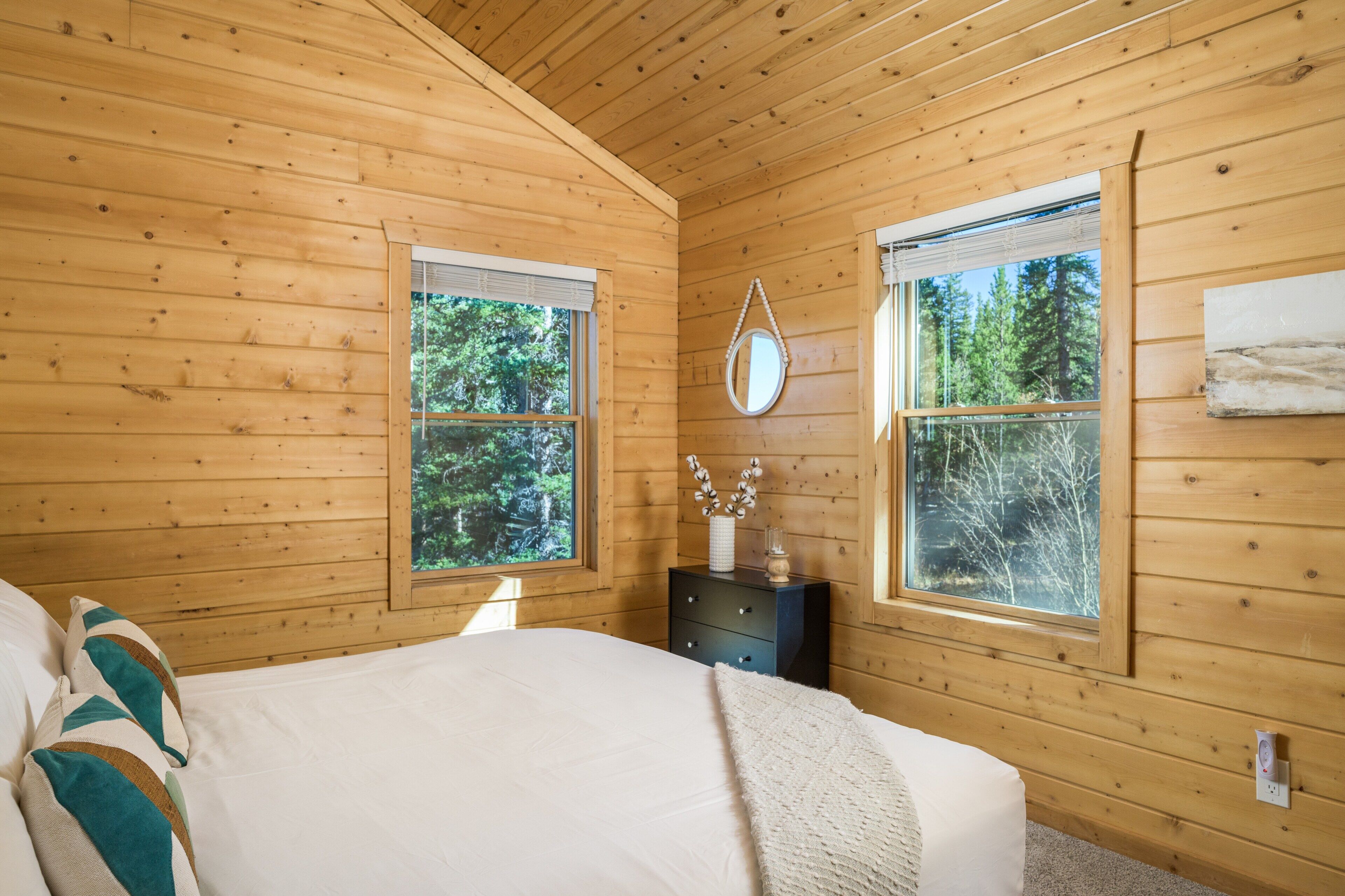 4 bedrooms, iron/ironing board, WiFi (free), bed sheets