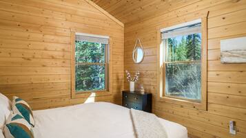 4 bedrooms, iron/ironing board, WiFi (free), bed sheets