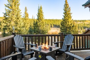 Outdoor dining - Custom Craftsman Chalet🏡Fenced Yard for Pets🍃Aspens, Hot Tub 💰$0 Cleaning & Pet Fee (Fairplay)