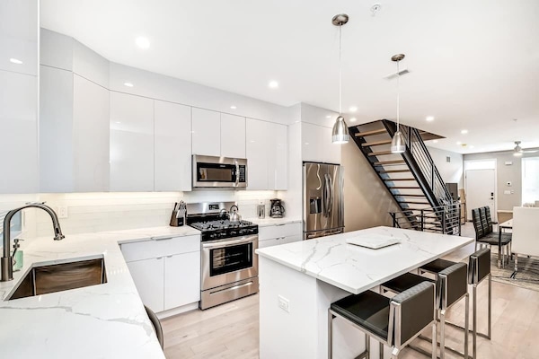 Een koelkast, een magnetron, een oven, een kookplaat