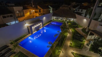 Una piscina al aire libre