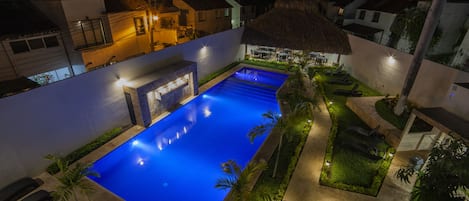 Una piscina al aire libre