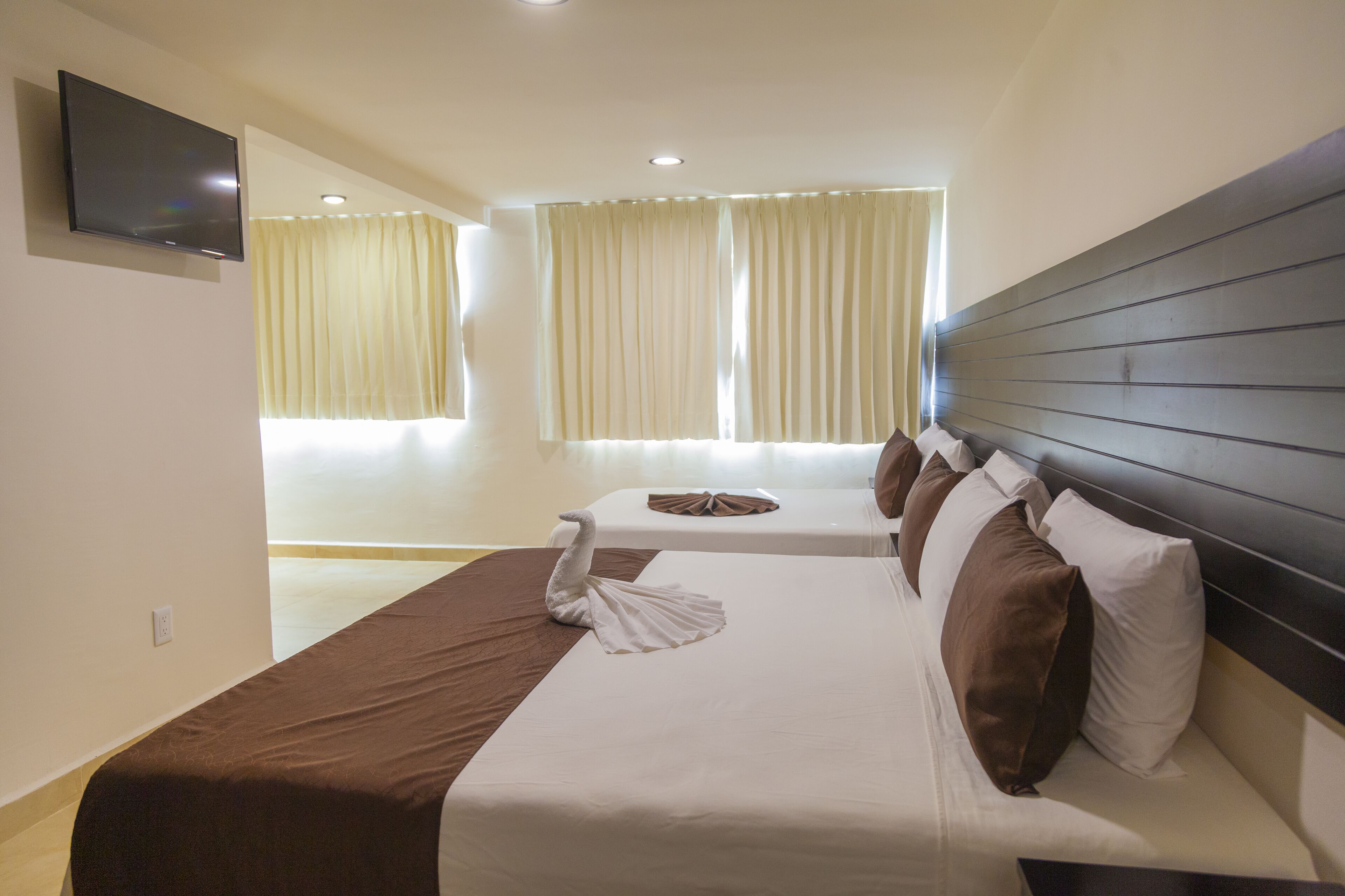 ダブルルーム ダブルベッド 2 台 | 高級寝具、テンピュール、ミニバー、セーフティボックス (室内)