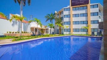 Fachada de la propiedad por la tarde o noche