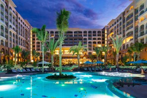 5 piscines extérieures, parasols de plage, chaises longues