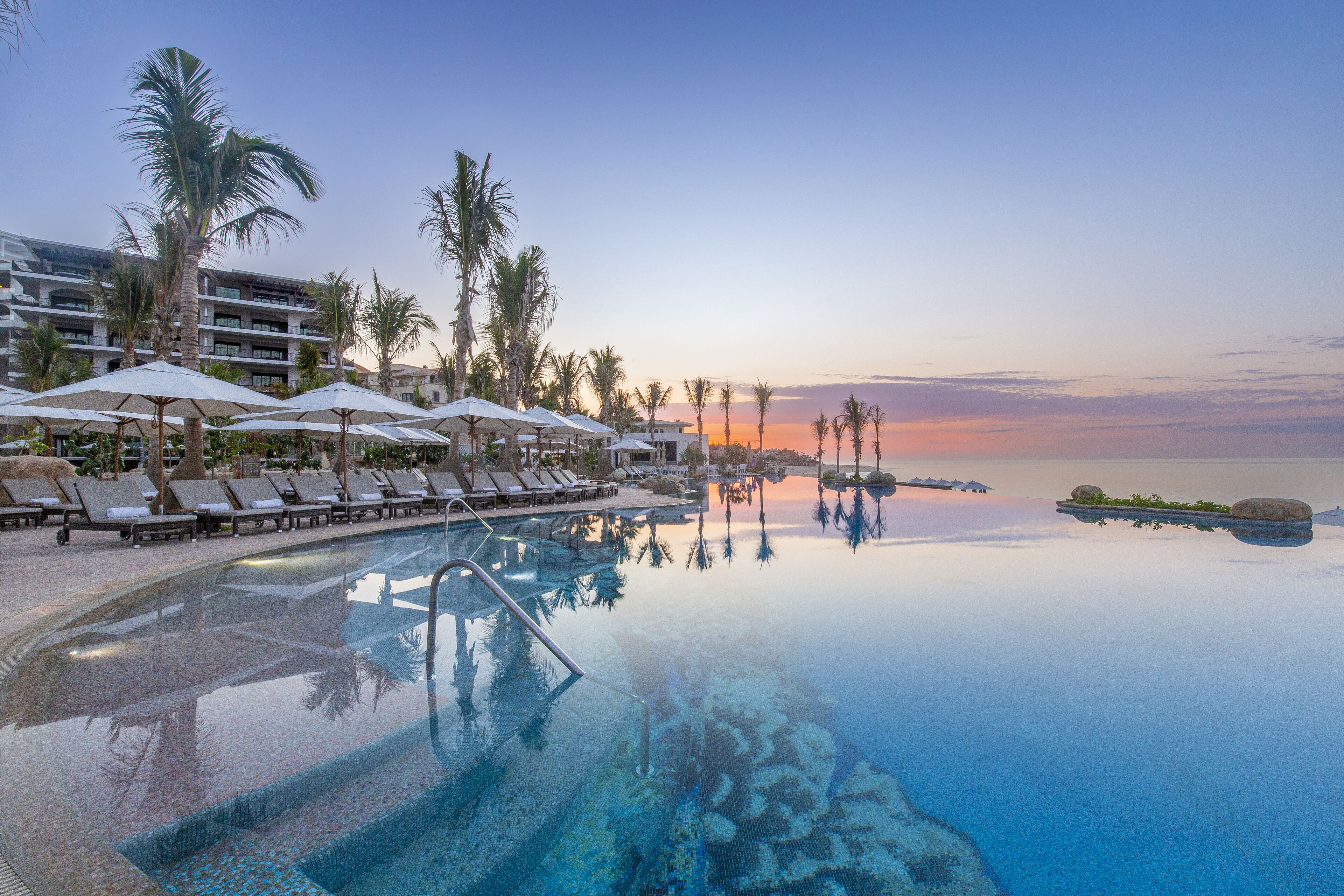 5 piscine all'aperto, ombrelloni da piscina, lettini