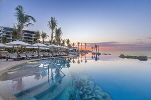 5 piscinas al aire libre, sombrillas, sillones reclinables de piscina