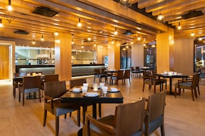 4 restaurants servant le petit déjeuner, le déjeuner et le dîner