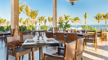 4 restaurantes, se sirven desayunos, comidas, cenas y cocina americana