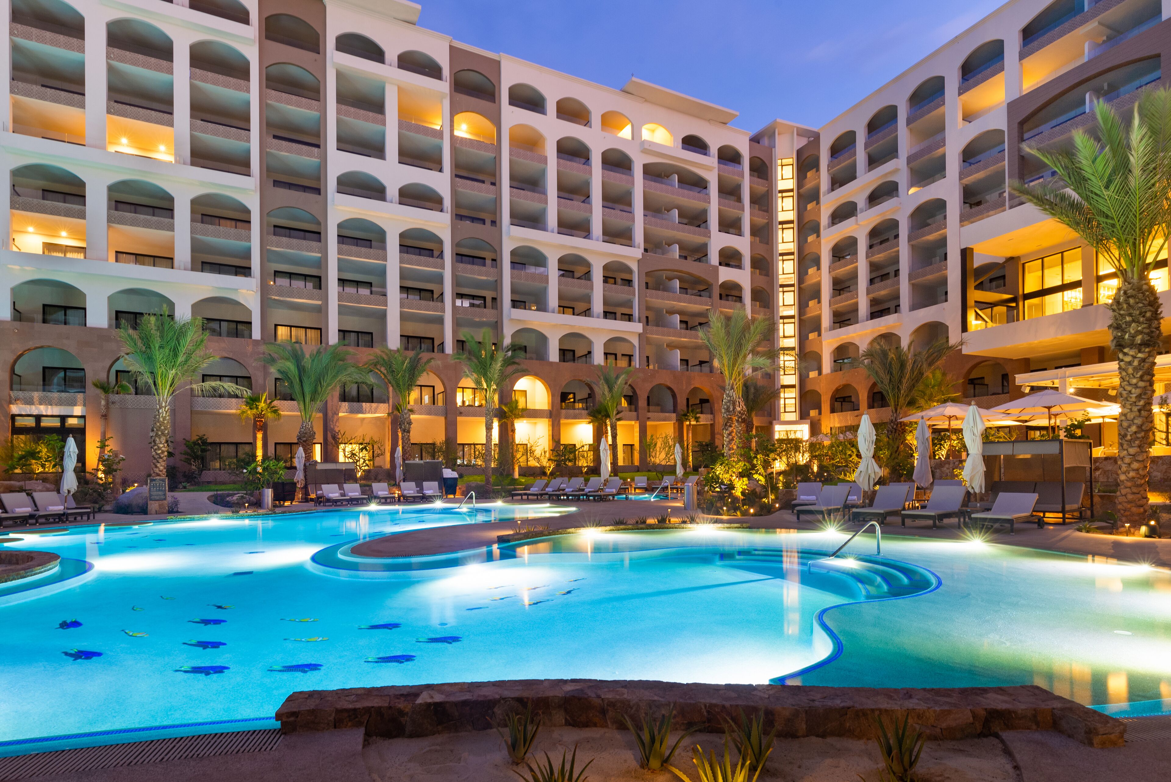 5 piscinas al aire libre, sombrillas, sillones reclinables de piscina