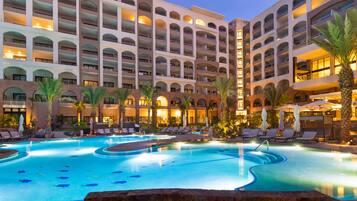 5 outdoor pools, pool umbrellas, sun loungers