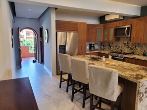 ثلاجة، ميكروويف، فرن، موقد طهي مسطح