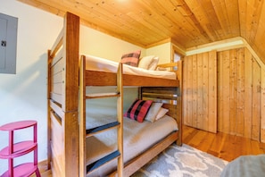 3 habitaciones, tabla de planchar con plancha, cuna de viaje y internet 