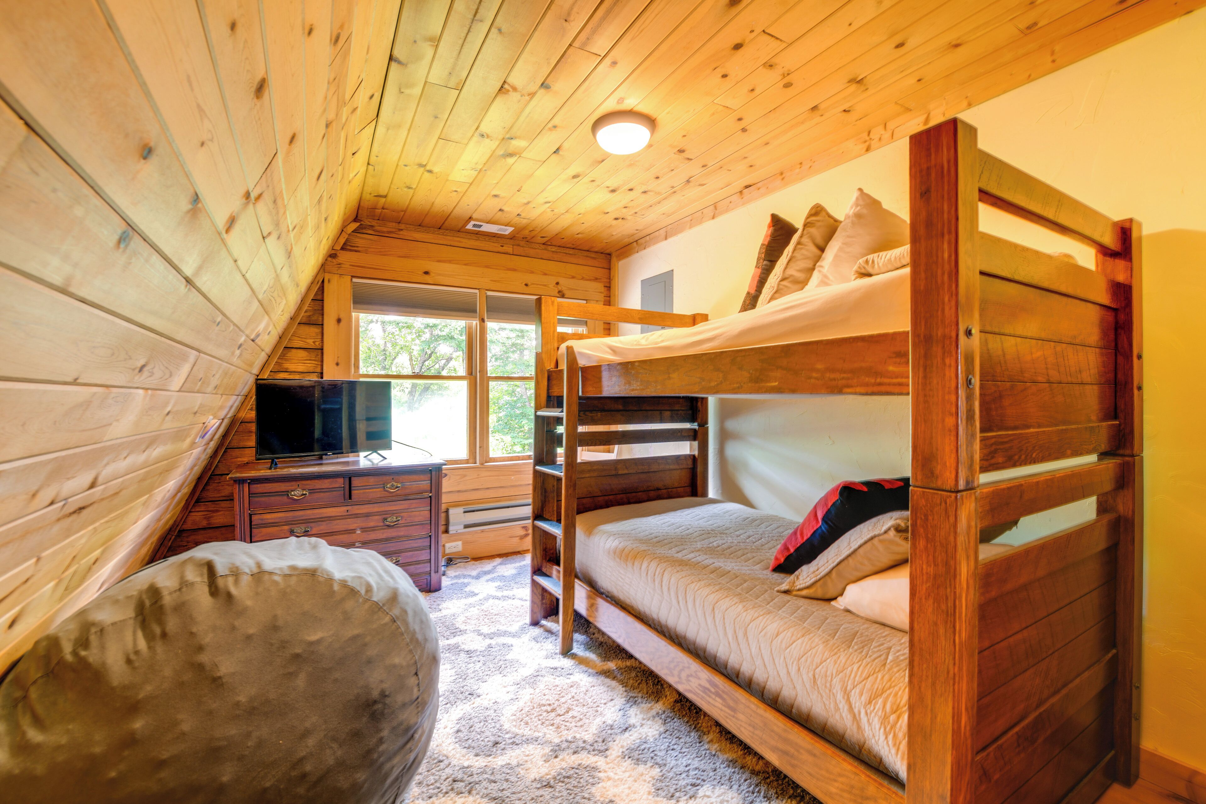 3 habitaciones, tabla de planchar con plancha y cuna de viaje 
