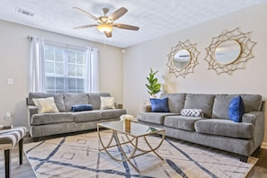 Smart TV, fireplace, books, printers - Elegant Hilltop Living | 3BR | Mins to Downtown (Lithonia)