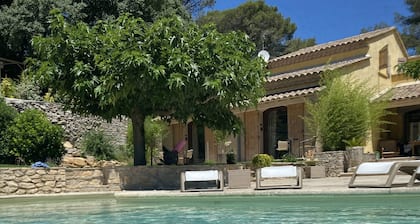 L'Encantada, propriété de charme dans Nßmes avec piscine et espaces verts
