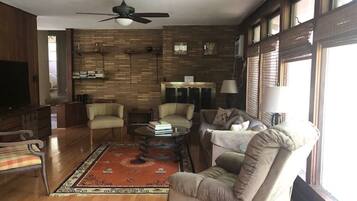 Smart TV, fireplace, books, stereo