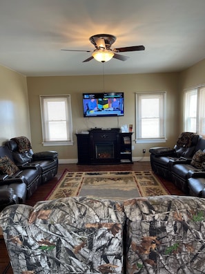 Fernseher, DVD-Player, Stereoanlage