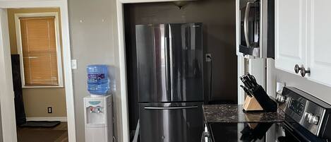 Micro-ondes, lave-vaisselle, cafetière/bouilloire